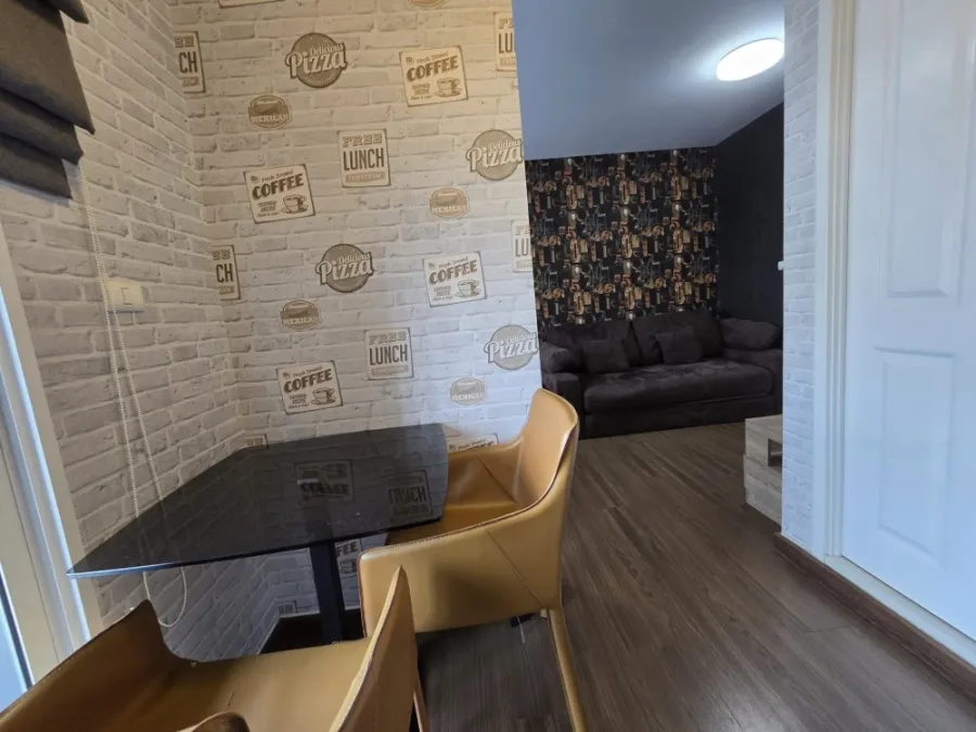 For rent: The Trust Condo Amata - Chonburi. The whole room is decorated with wallpaper. Very livable. Good high floor. Book now.