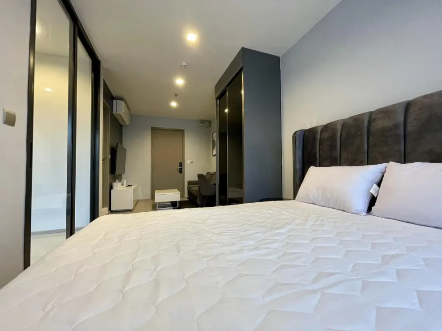 For rent, Life Asoke Hype, 20th floor, has a high view, the room comes with furniture. complete electrical appliances Not booking is a mistake.
