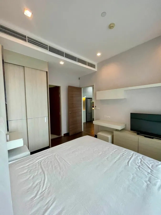 For rent: Q Asoke condo, 48 sq.m. corner unit, 2 bedrooms, 21st floor, south facing with pool view. Convenient and fully furnished.