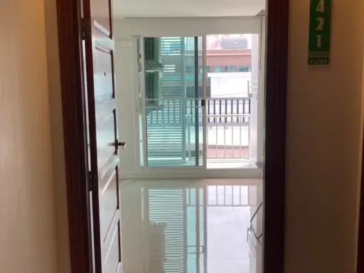 Urgent sale, Emerald Residence Ratchada Condo, near MRT Huai Khwang, Building A, 4th floor, front corner room, book now!!