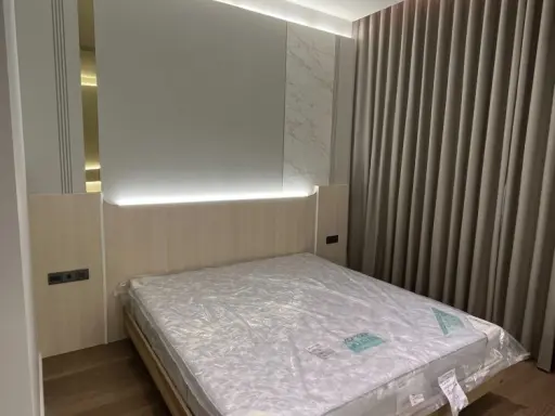 For rent, Kraam Sukhumvit 26, room decorated with built-ins around the room, beautiful, very comfortable to sleep, premium furniture. If you don't res