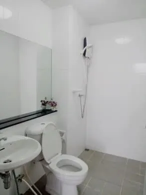 For rent, Plum Condo, Phahonyothin 89, studio room, decorated in white tones, reasonable price, just bring your bags and move in.