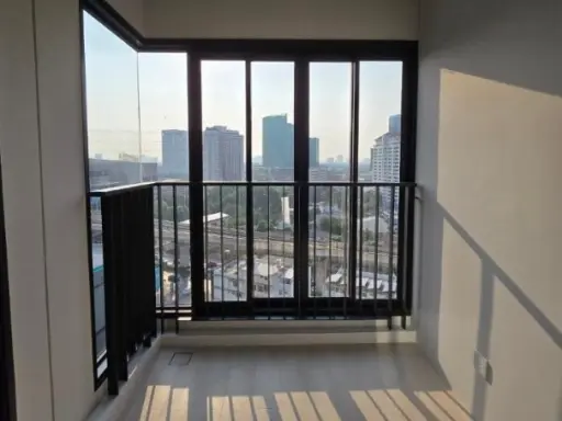 Selling down payment Life Phahon-Lat Phrao, 15th floor, high view, comes with a great price. Come own this place.