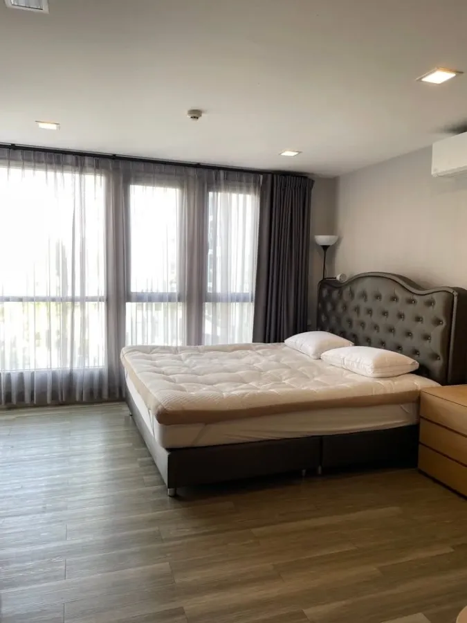 For sale or rent: Monique Sukhumvit 64, 1 large bedroom, corner room, fully furnished, swimming pool view, ready to move in immediately.
