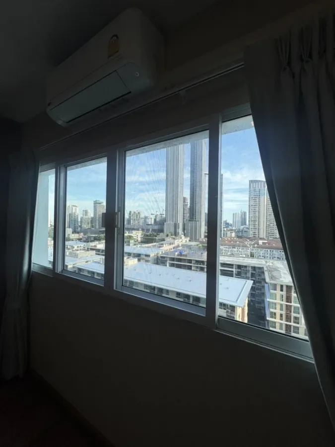 For rent: Thonglor Tower, stunning city views, spacious living area. Don't miss out!