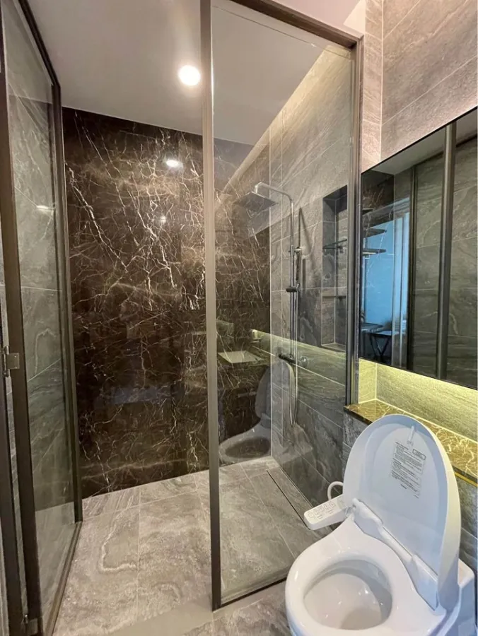 For rent: The Esse Sukhumvit 36, very nice room. Good furniture, great price, reserve first and get in first.