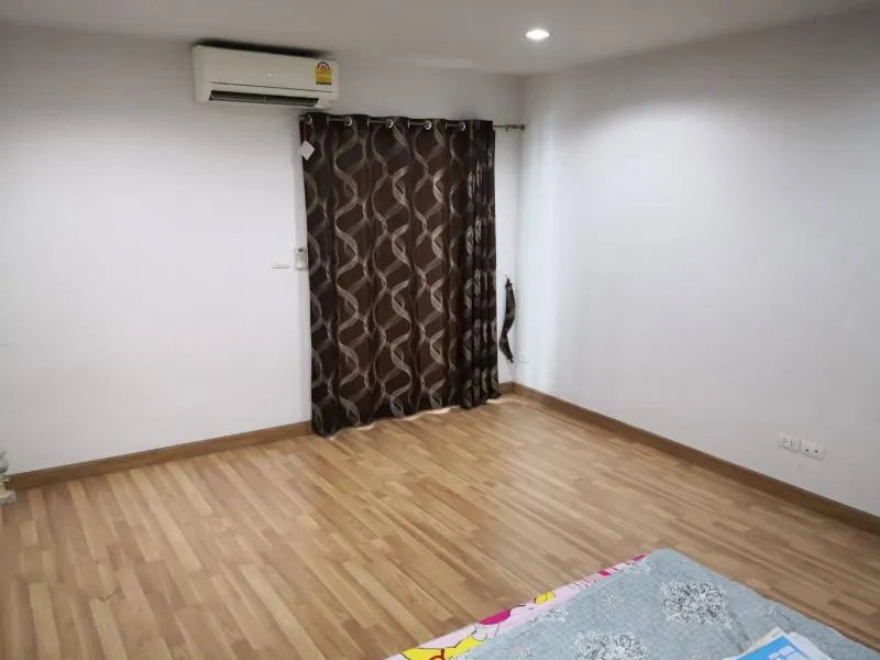 Sell 1.5 million Regent Home 15 Chaengwattana, Building A, 5th floor, pool view, live by yourself or rent, don't miss it.