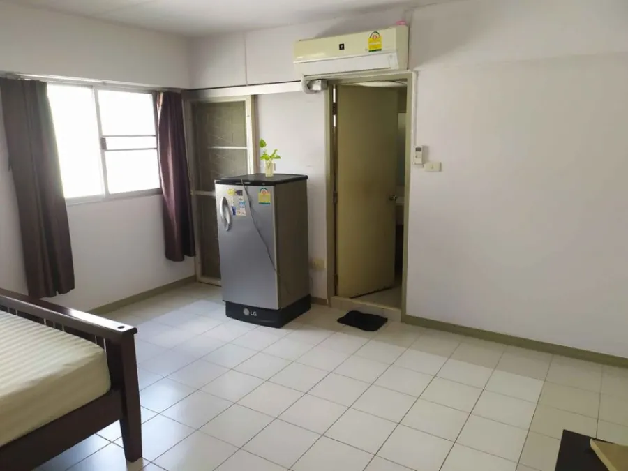 For rent, Lumpini Center Happy Land Phase 1-4, studio room, fully furnished, quiet, book now, don't miss it.