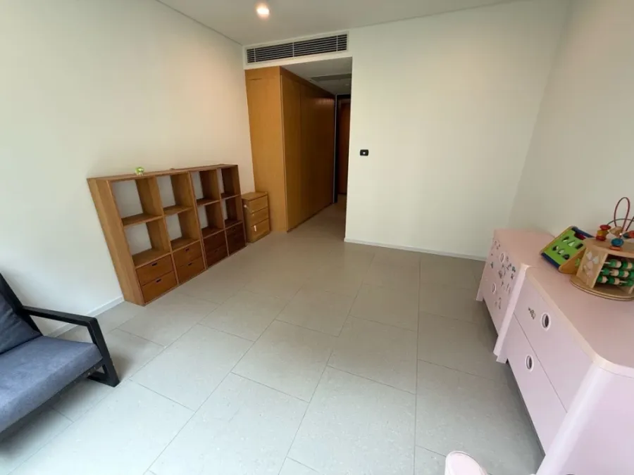 For rent: The Park Chidlom, 4th floor. Spacious and comfortable unit, fully furnished. Book now! (Quickly!)