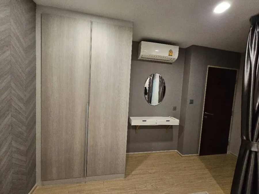For sale, for rent, Winn Condo Phahon Yothin 52, quiet corner room, with awesome wallpaper throughout the room, very worth booking.