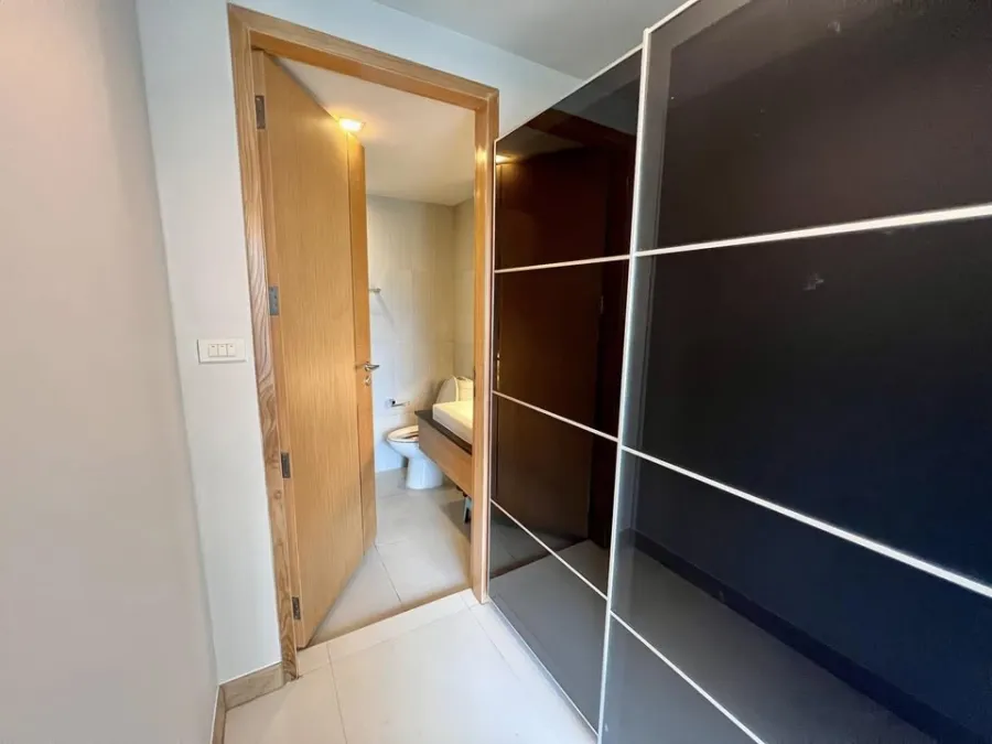 For rent: Socio Ruamrudee, corner room, 6th floor, very good view, fully furnished, just come and move in.