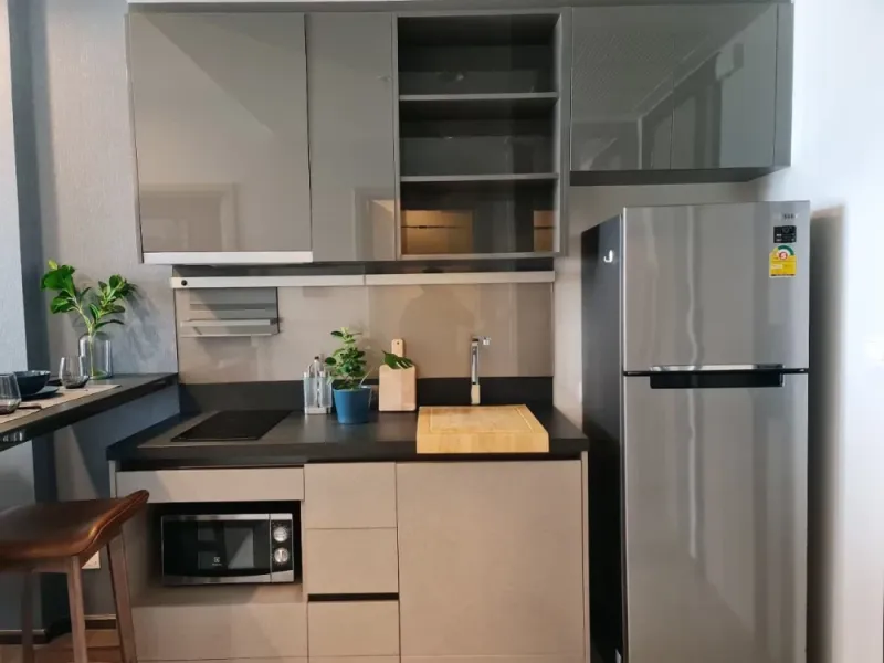 ขาย ให้เช่า Oka Haus Sukhumvit 36 1 ห้องนอน 1 ห้องน้ำ แต่งสวยคุมโทน มาพร้อมเฟอร์นิเจอร์ครบครัน จองเลย