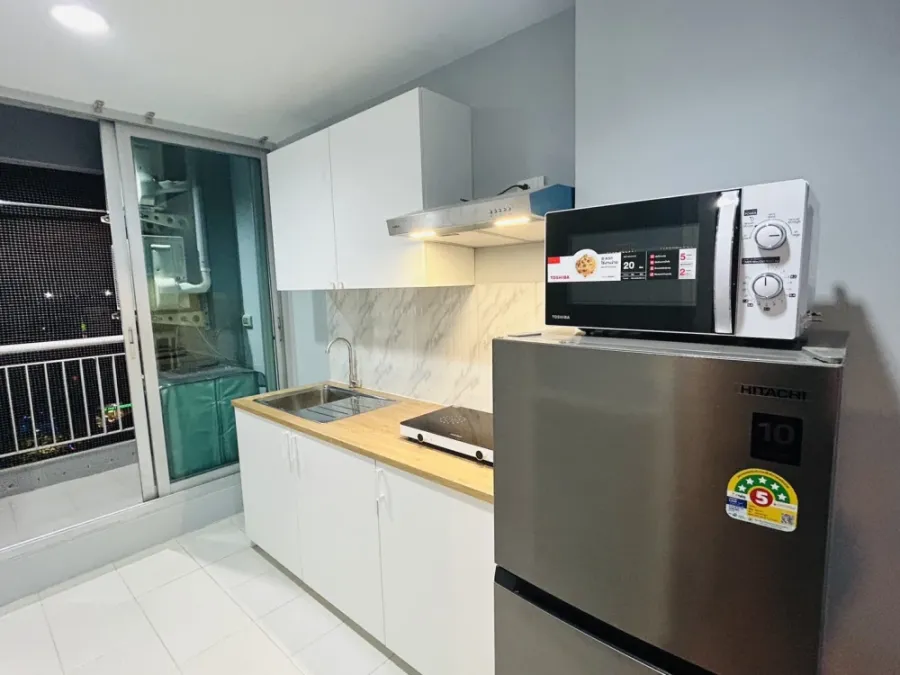 For rent: Life @ Ratchada-Huaikwang. Spacious room with plenty of usable space. Fully furnished. Just bring your suitcase and move in!