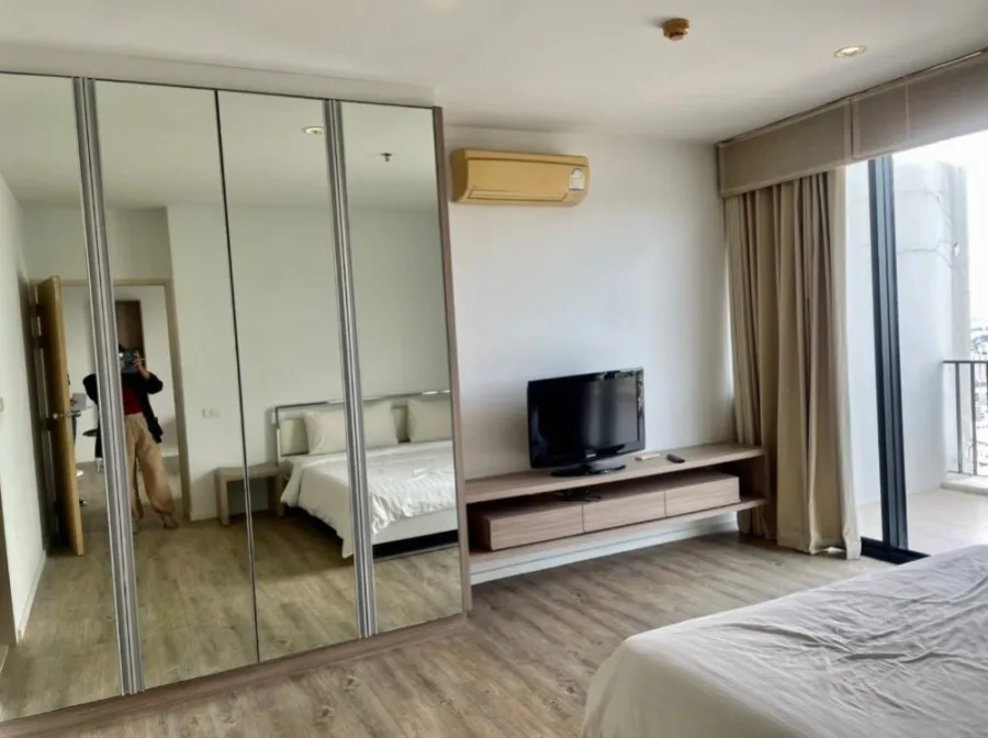 For rent, The Issara Ladprao, high floor, 1 bedroom, fully furnished. Ready to move in. Great price. Book quickly.