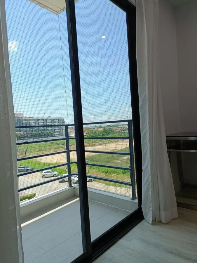 For rent, V Condo Salaya, spacious room, comfortable. The corner room is private. There's a washing machine and dryer.