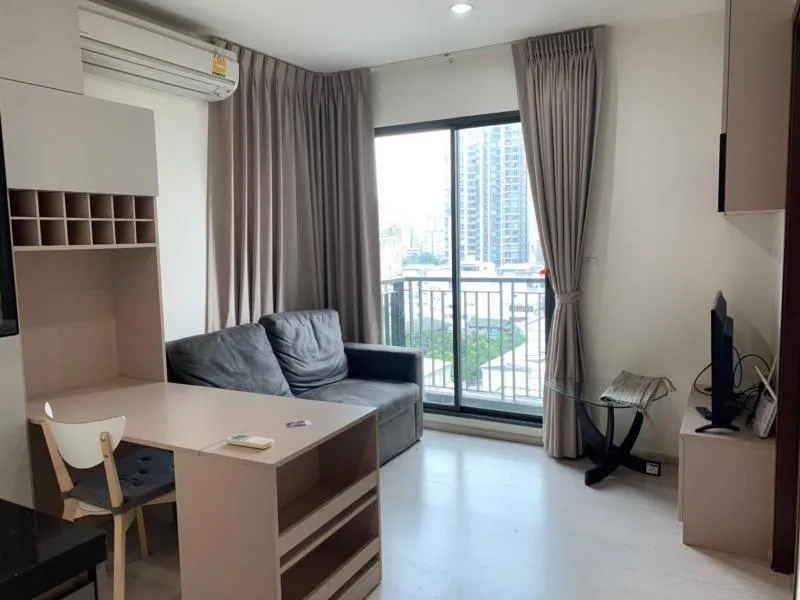 For Rent คอนโด ริทึ่ม อโศก ห้องมุม วิวสระ เฟอร์นิเจอร์ครบครัว มาแต่ตัวพร้อมเข้าอยู่ได้เลยจ้า ด่วนๆ