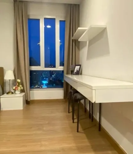 For rent: Thru Thonglor, 18th floor, corner unit, fully furnished, ready to move in. Book now! (Quickly!)