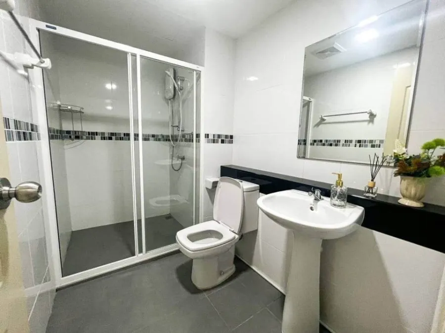 For rent, The One Plus Srinakarin, fully furnished with a whole set of furniture and complete sets of electrical appliances. If interested, book now.