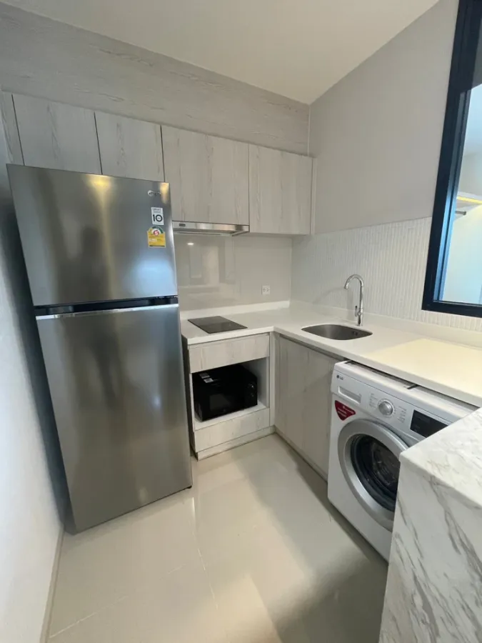 For rent: Life Asoke, 32nd floor, very high, facing north, cool all day, excellent built-in decoration, interested, reserve now.