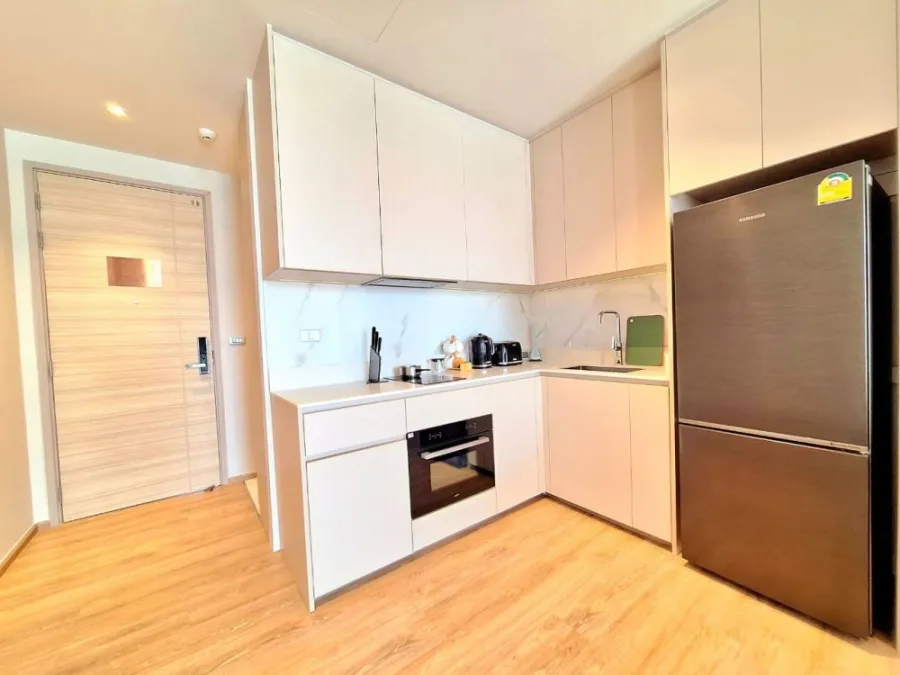 For rent: Bearing Residence, beautifully decorated room, looks very stylish, fully furnished, just bring your own luggage and move in.