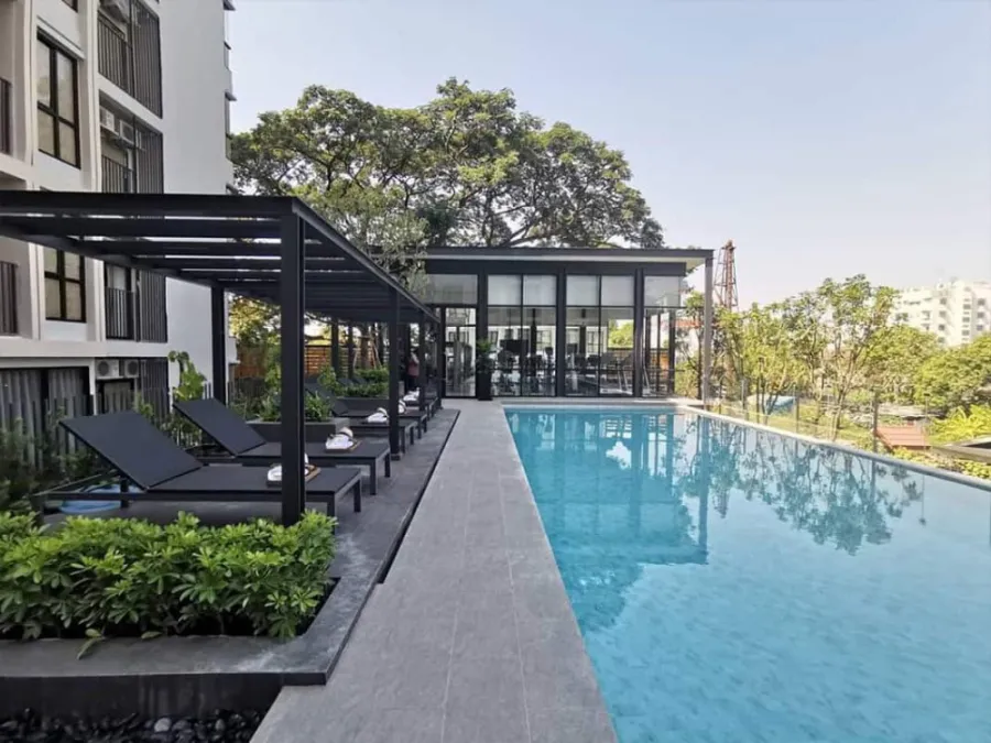 For sale: Kensington Phahon Yothin 63, corner room on the 4th floor, very quiet, not crowded at all. If you don't book, you'll really miss out.