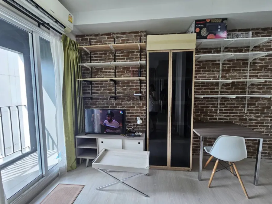 For rent: Eco Chapter one Huai Khwang, decorated in loft coffee style, convenient and complete here. Come and book now.