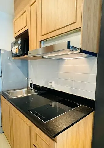 For rent, Ideo Ratchada - Huai Khwang, built-in furniture throughout the room. Let me tell you, it's very livable. Book now, hurry.
