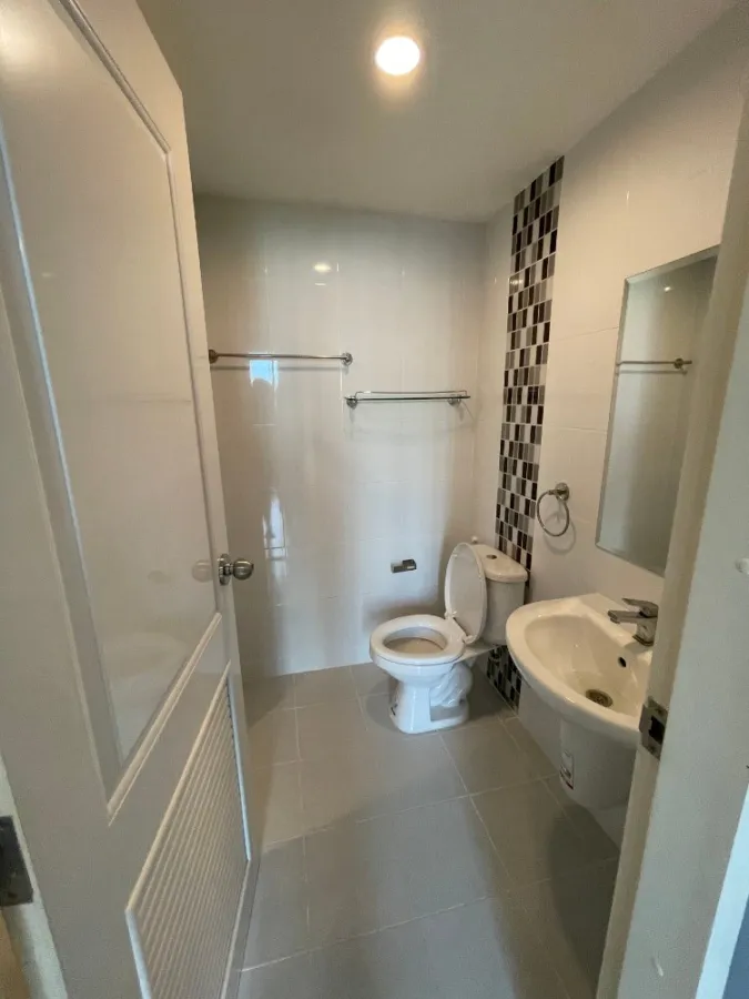 For rent, The Niche ID Serithai, new room, furniture, ready to move in. Don't miss it.