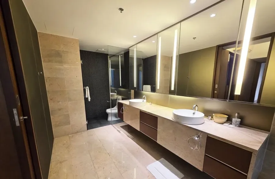 For rent: Hansar Rajdamri. Spacious room with ample living space, fully furnished, and with a private elevator. Book now!