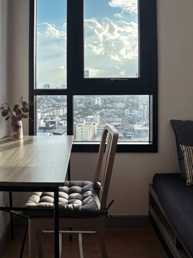 For rent: Chapter one Mid Town Ladprao 24, 24 rooms decorated in a nice tone, with a clear, open city view, not blocked. Don't miss it.