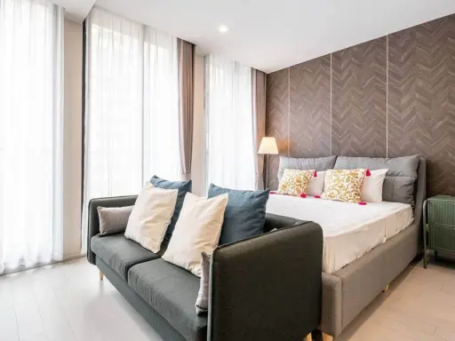For rent, Noble Ploenchit, 15th floor, spacious room, fully furnished. Ready to move in immediately. Book now. Hurry up.