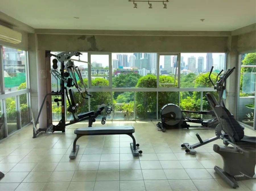For rent, Wonnapa Sukhumvit 38, beautiful duplex room. Fully furnished Wide area, not uncomfortable, the best location near BTS Thonglor. Do not miss it.