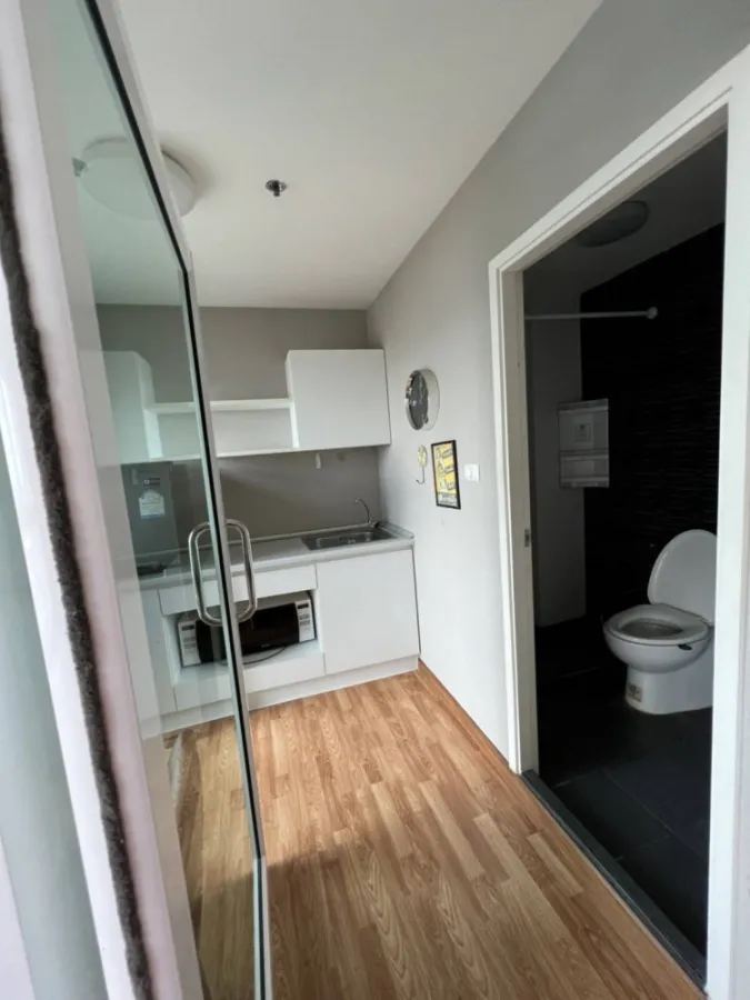 For rent!! The Trust Condo Ngamwongwan, high floor, beautiful room, fully furnished. Ready to carry the bag and move in immediately!!