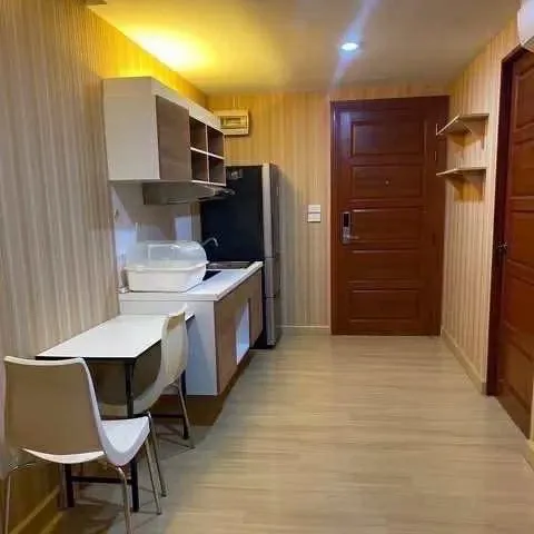 Emerald Residence Ratchada for sale, corner unit, very private, wallpapered throughout, built-in, complete with appliances, ready to move in.