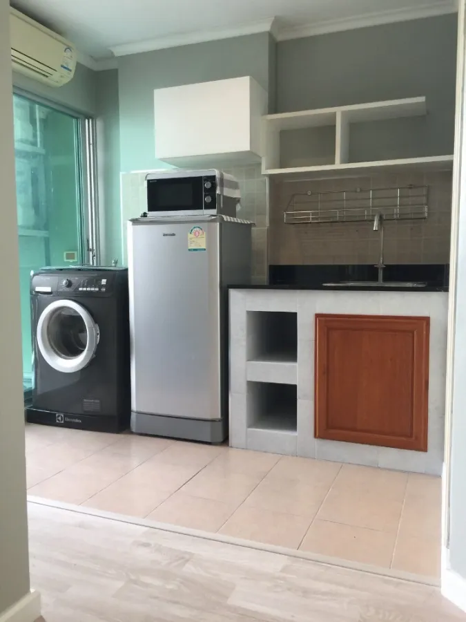 For rent, Lumpini Ville Ladprao-Chokchai 4, high floor, city view, good furniture, complete electrical appliances, book quickly.