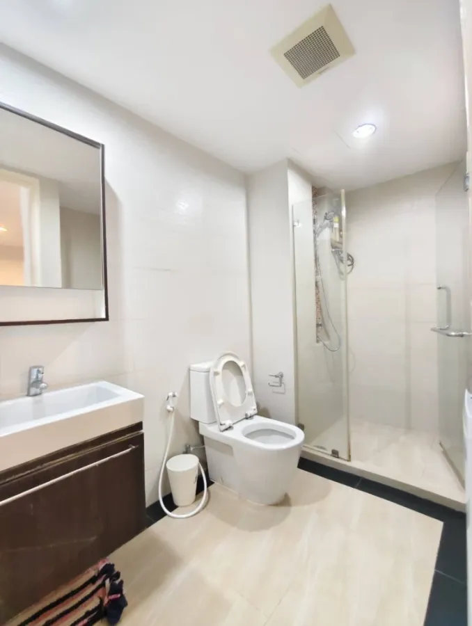 Silk Sanam Pao condo for rent. Spacious and comfortable room with complete furniture and appliances. Ready to move in! Book now!