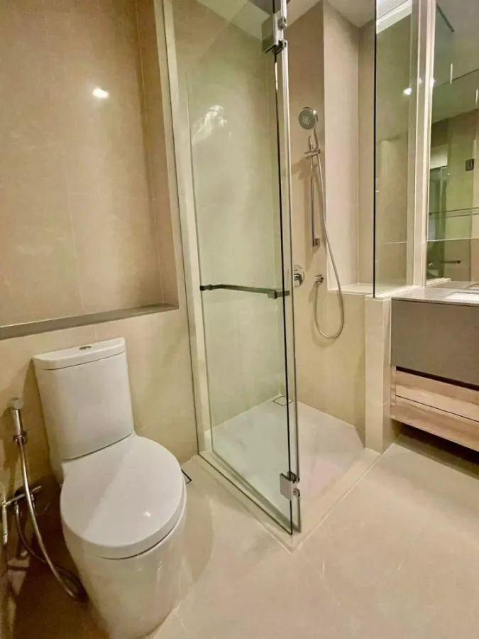 For rent: The Esse Asoke, electric sofa that can be reclined, ceiling height 3 meters, plus a good bathtub. Hurry and reserve it quickly.