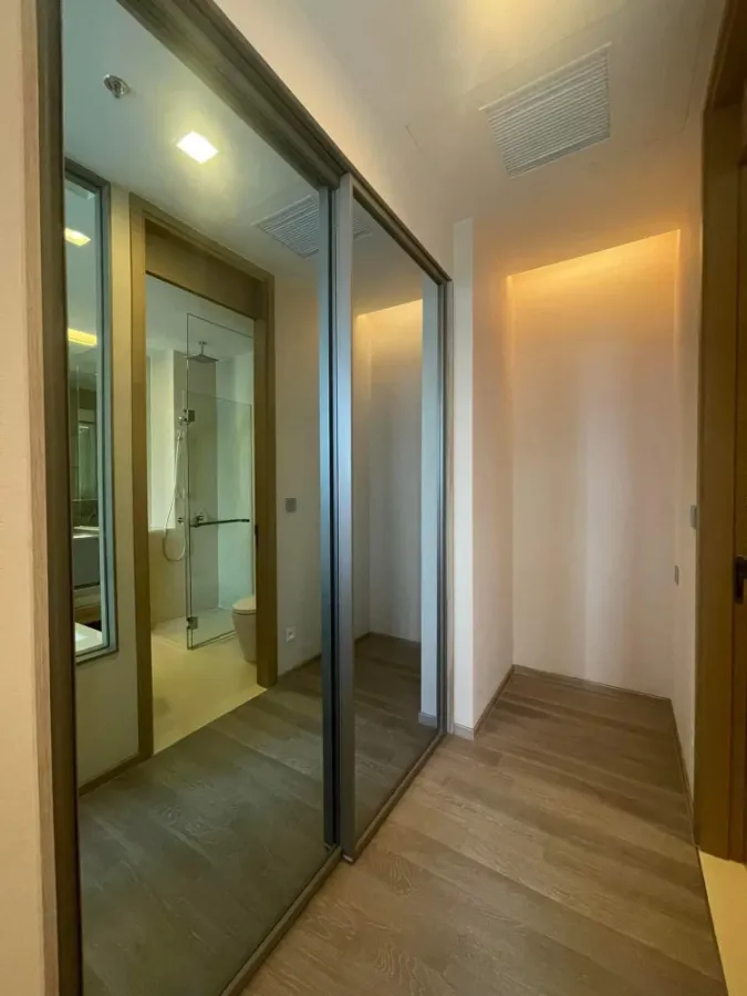For rent: The Esse Asoke, electric sofa that can be reclined, ceiling height 3 meters, plus a good bathtub. Hurry and reserve it quickly.