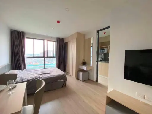 For rent, Ideo O2, 12th floor room, city view, big bed, next to BTS, convenient travel. Don't delay, come in now.