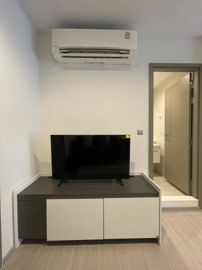 For rent, Life Asoke HYPE, Studio room, 17th floor, high view, comes with furniture and electrical appliances. Hurry up to reserve.