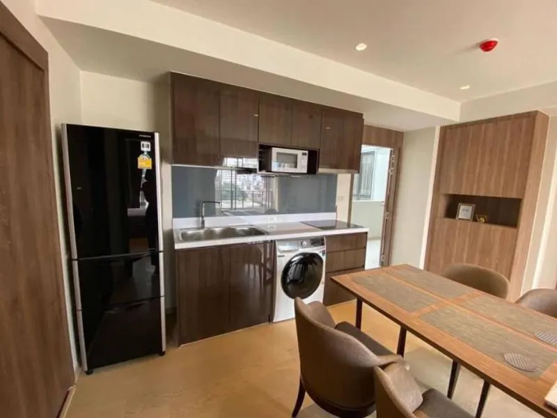 Rent Runesu Thonglor 5, 6th floor, wide balcony, fully furnished, near BTS Thonglor, just 5 minutes like this, must book.