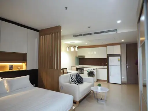 Urgent for rent !! Noble Remix Sukhumvit 36 condo, high floor, beautiful view, good location, next to BTS Thonglor, can't miss it!
