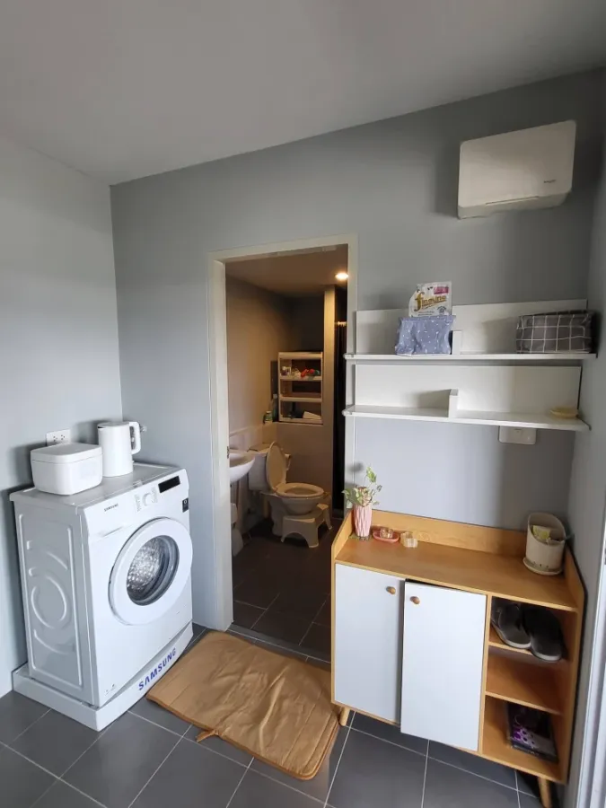 For rent: The Kit Rangsit-Tiwanon, Building B, 8th floor, corner unit. Spacious room facing the street. Don't miss out!