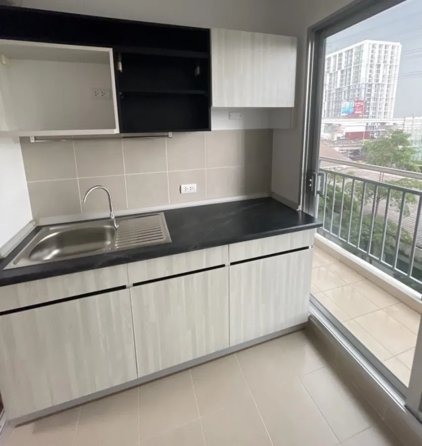 For sale, for rent, Supalai City Resort Chaengwattana, clean, airy room, not cramped, with complete set of furniture, get it now.
