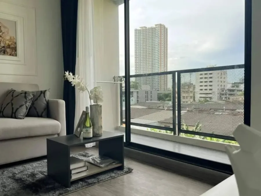 For rent: Flexi Sathorn - Charoen Nakhon. The room is beautifully decorated and very livable. The view is not blocked. After booking, I am disappointe