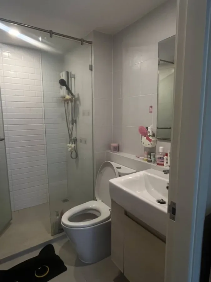 Condo for sale Chewathai Hallmark Lat Phrao-Chokchai 4, rooms separated into proportions. Big sofa, comfortable to sit on. Reserve now.