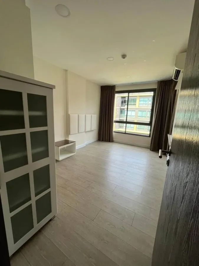 Selling Metro Luxe Rose Gold Phahonyothin-Sutthisan. Beautiful, ready-to-move-in unit with pool view. Convenient location.