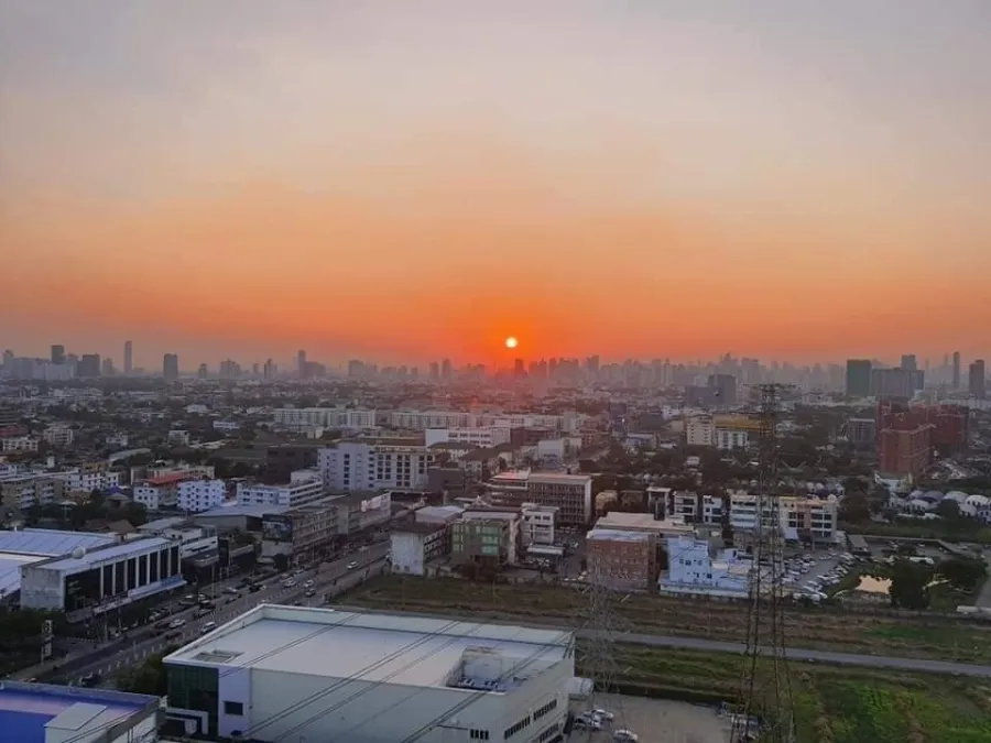 For rent Lumpini Ville Phatthanakan-Srinakarin. The city view is very beautiful. The room is nice and has wallpaper throughout the room. Don't miss it