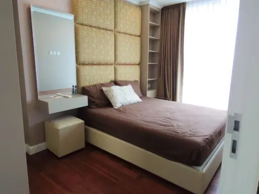 For rent: The Metropolis, large room, 29th floor, very high, corner room with privacy and a natural view. I must say that you must book.