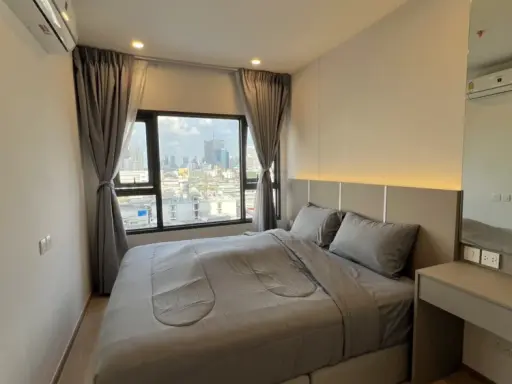 For rent: Life Rama 4 - Asoke, corner unit with beautiful city views, spacious living area, fully furnished. Book now!